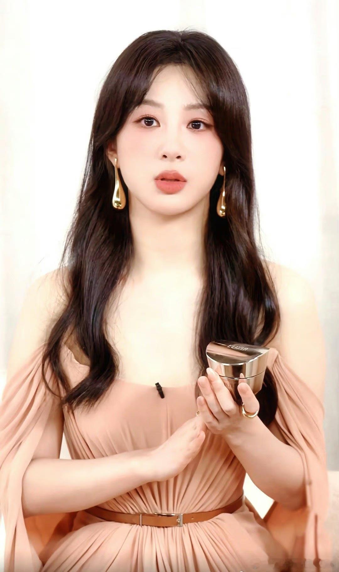 #杨紫 花仙子#杨紫最近的造型简直就像开挂了一样，每一次出现都非常惊艳 ​​​