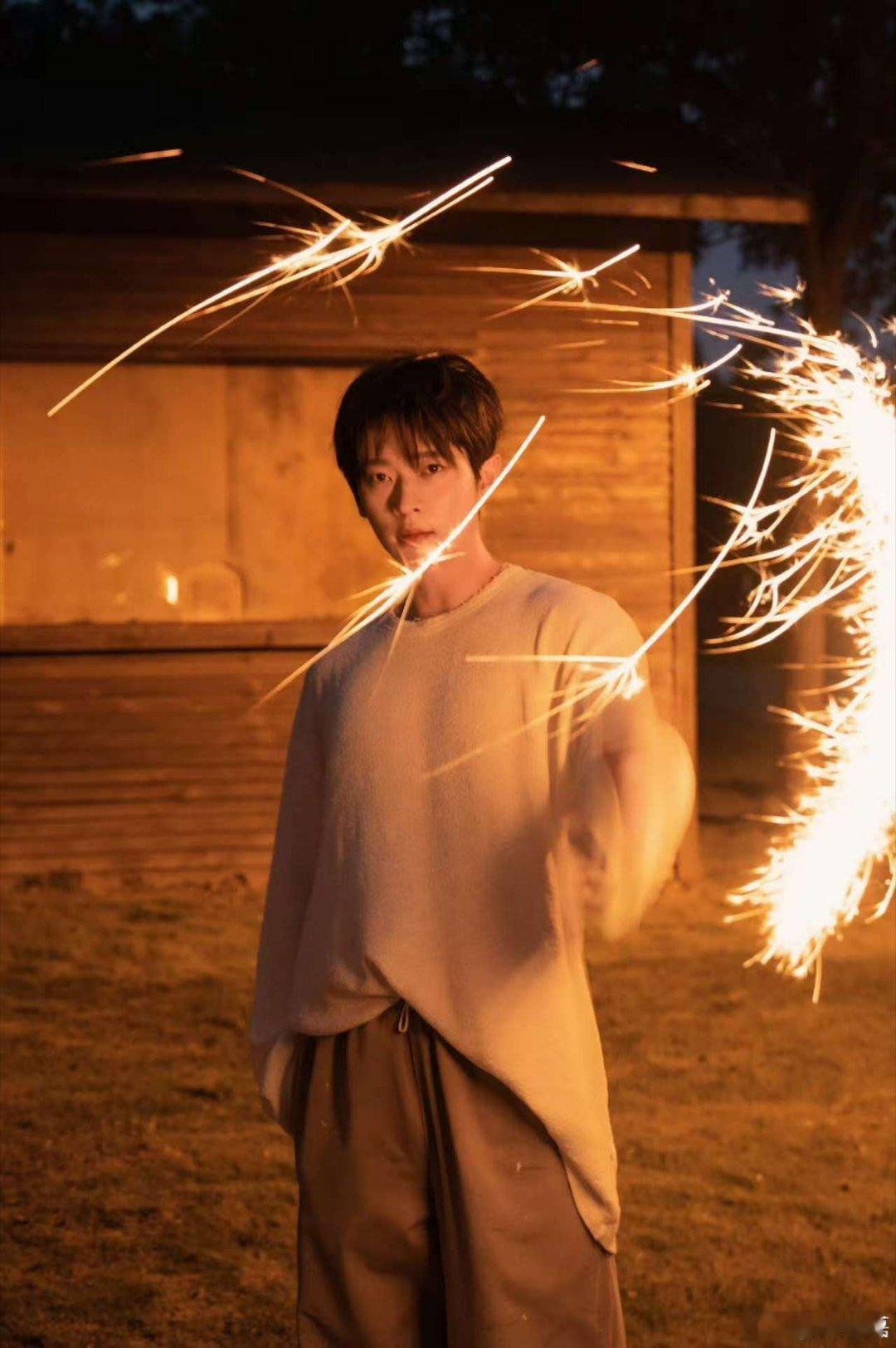 丞磊放烟花丞磊烟花棒写真丞磊烟花棒写真，太帅了，[哈哈][哈哈][哈哈] ​​​