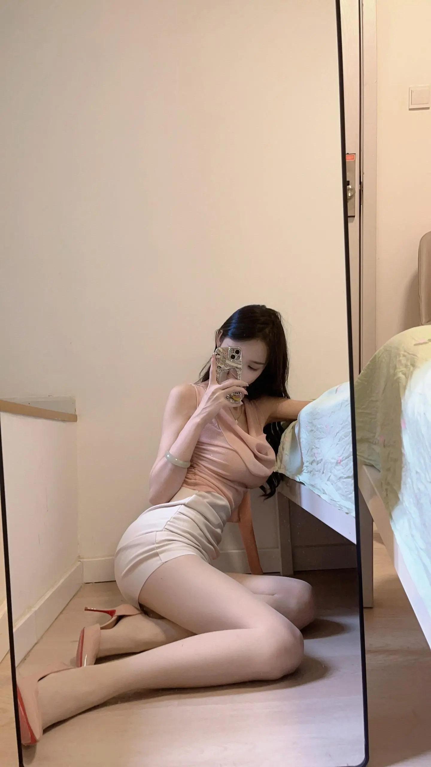 我相信爱情。但我不会再找。因为我眼光不行。运气也不好，我怕别人伤害我...