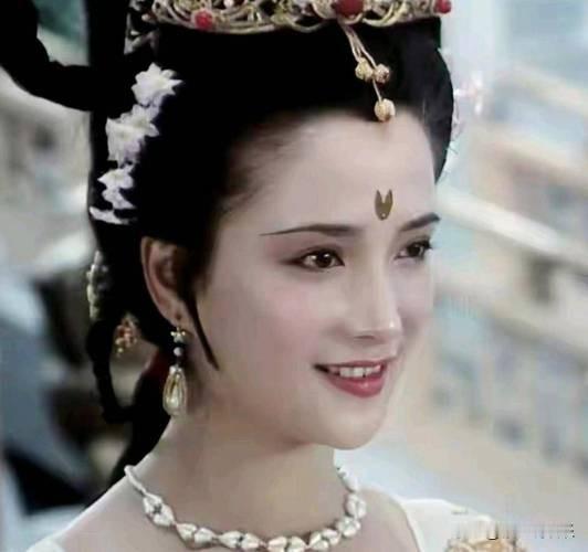 古典美人何晴：四大名著的永恒倩影！
 📌她的最大亮点，是唯一演遍四大名著的古典