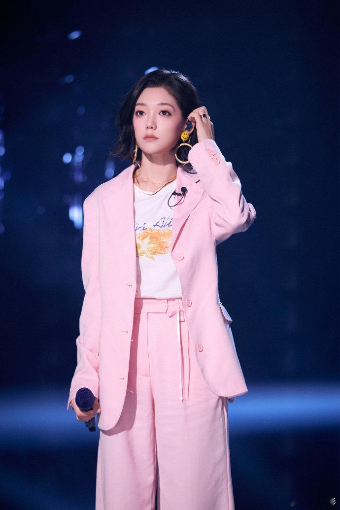  希林娜依高打歌舞台颠倒打歌2025谁懂这种上头！希林娜依高的live一开口，宿