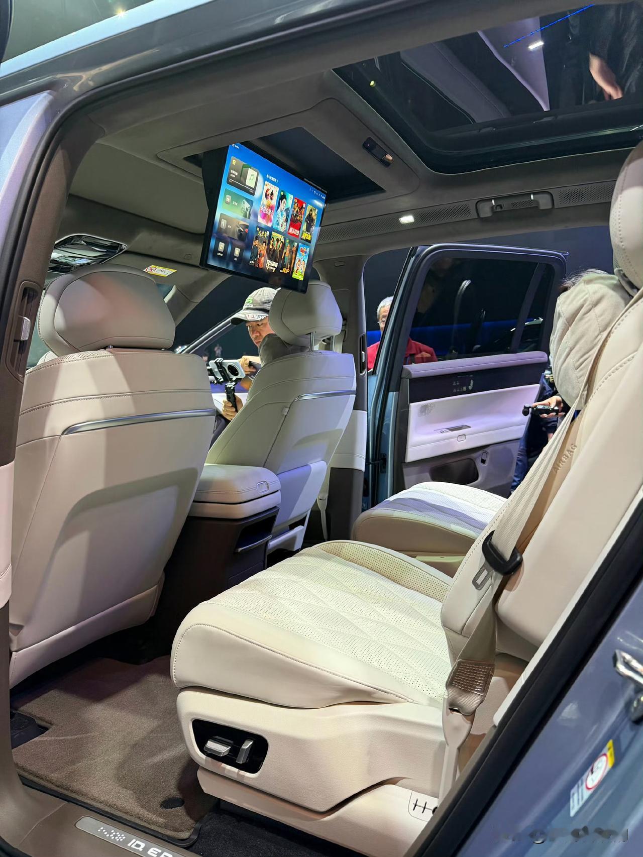 “德系质感”被拉到了新高度！32.98万起，大众ID.ERA 9X开启预售。
