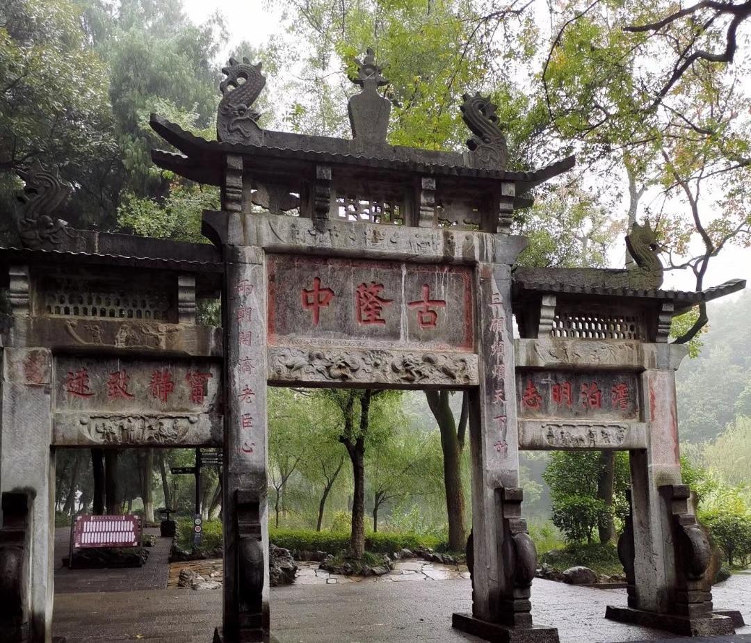 孔明先生出隆中辅佐先主刘备，有古风一篇曰：
高皇手提三尺雪，芒砀白蛇夜流血
平秦