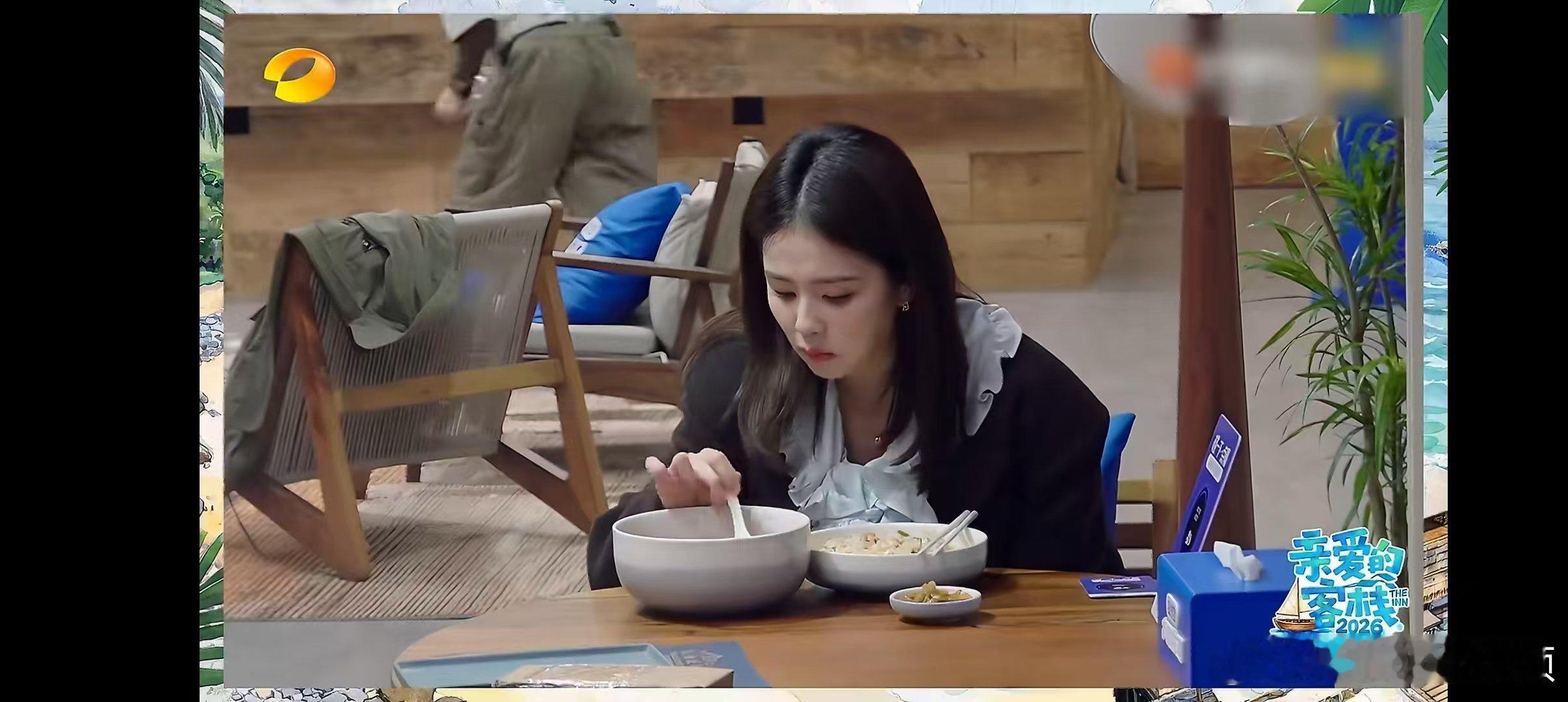 王鹤棣给白鹿做蛋炒饭亲爱的客栈白鹿：想尝尝你的厨艺，王鹤棣：安排！蛋炒饭这不就来