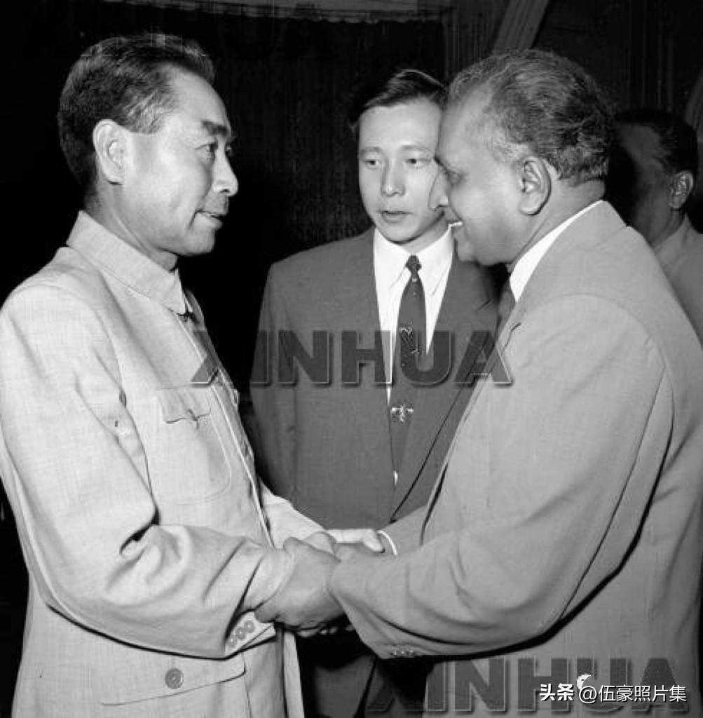 【周总理历史上的今天——5月30日】
1957年5月30日晚，周恩来总理出席锡兰