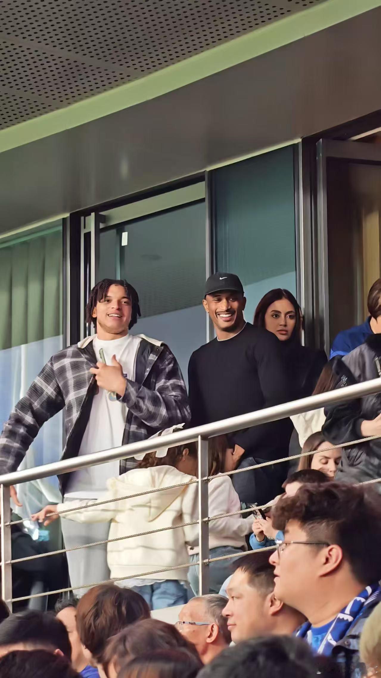 上海申花洛夫顿 米内罗 现场观看上海德比！上海申花