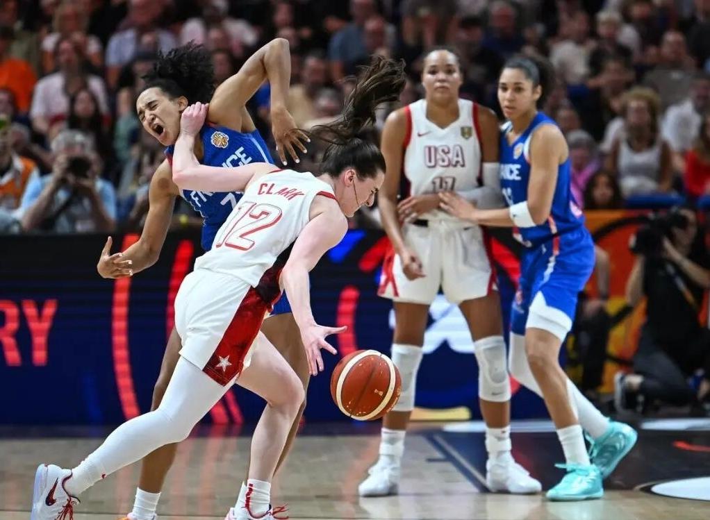 史诗大逆转！美国97‑79击溃法国，完成世界杯五连冠伟业
 
女篮世界杯决赛上演