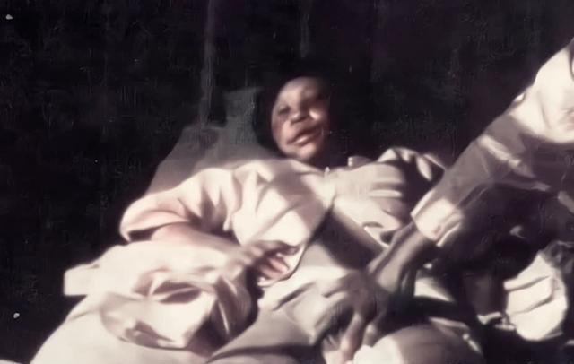 1937年，日军将18岁怀孕7个月的李秀英拖进了地下室，开始粗鲁地解她的衣扣。李