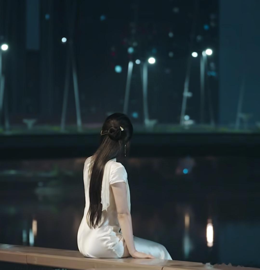 洋洋高锐^夏*夜◎夏的夜晚几分……宁静几分……蝉鸣◎特别是来到这月亮……莹莹萤火