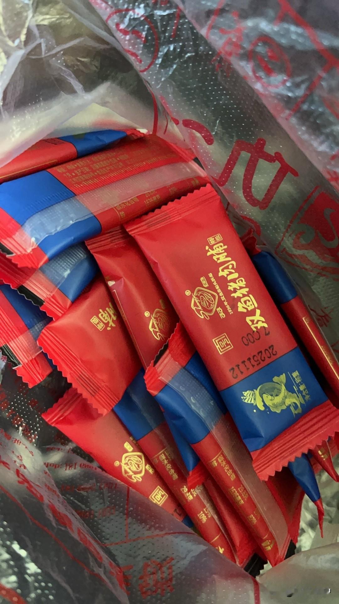 你认为年味越来越淡的原因是什么因为现在人们的生活越来越好了，平时天天过年，现在市