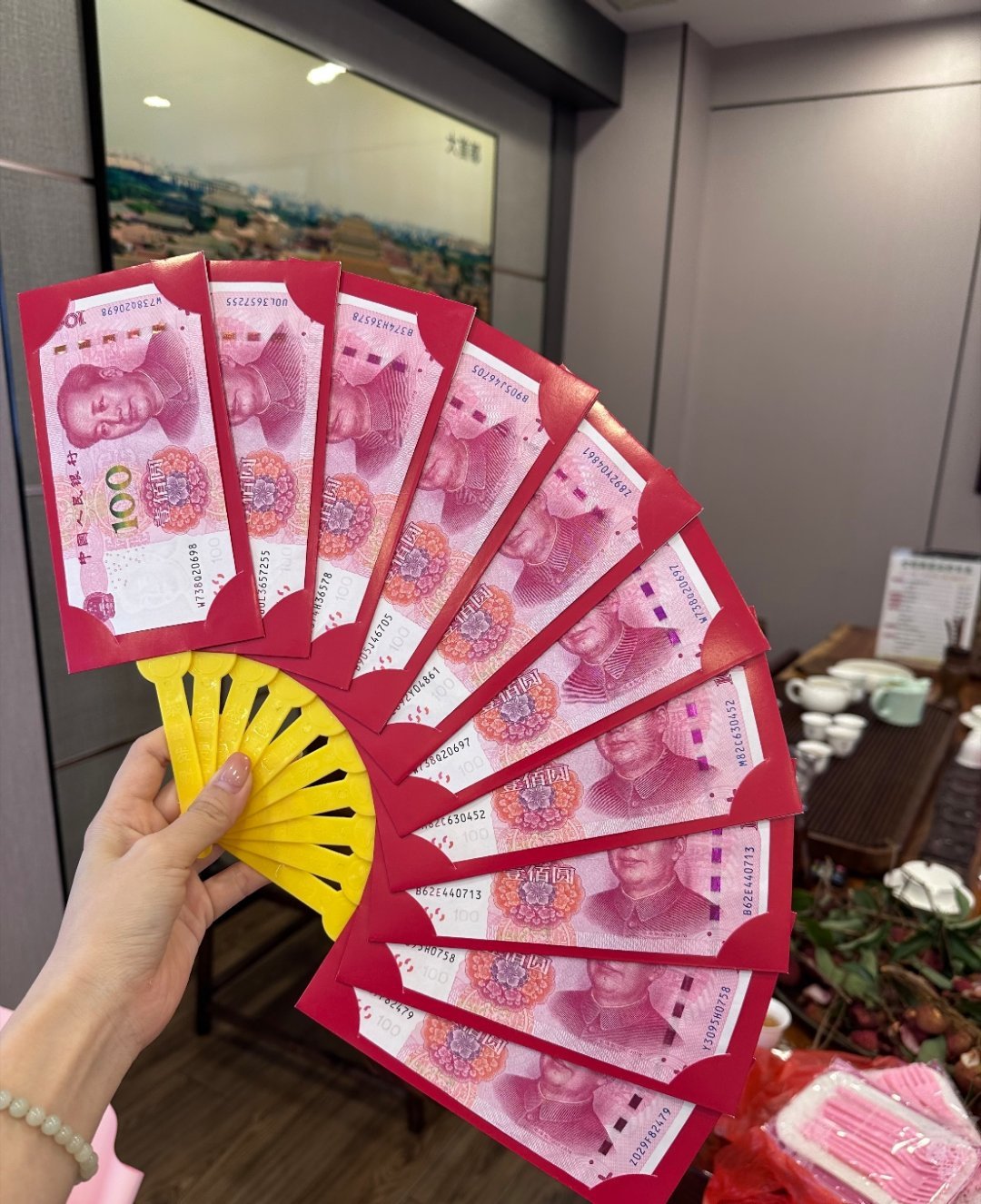 现在礼物讲究颜值排场，反观长辈的送礼思路太接地气。不会买华而不实的装饰品，只想着