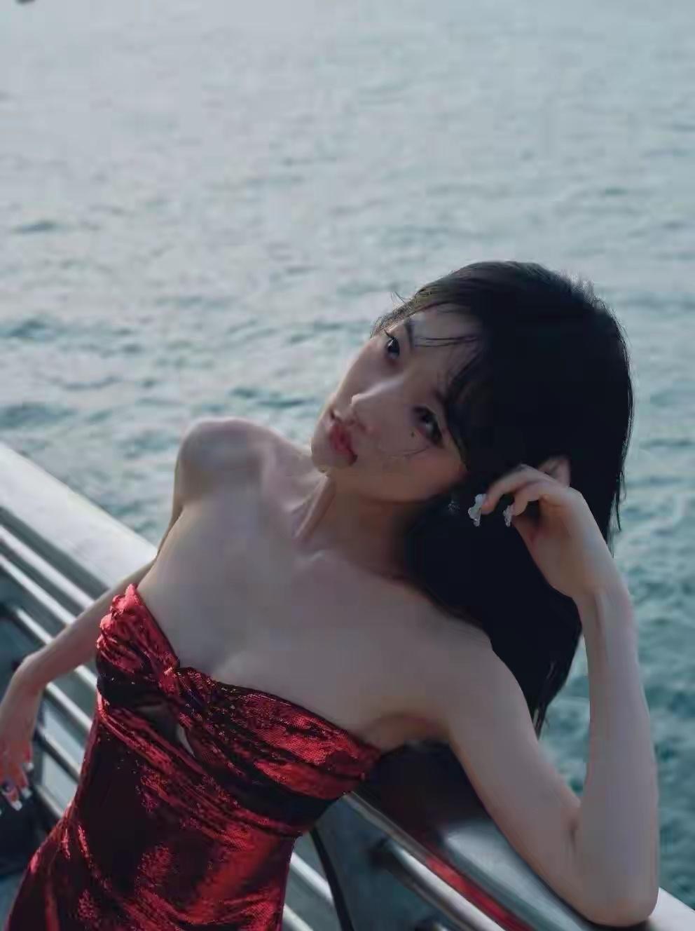 我的阿勒泰文秀扮演者周依然反差太大！文艺女主也可以性感妩媚 ​​​