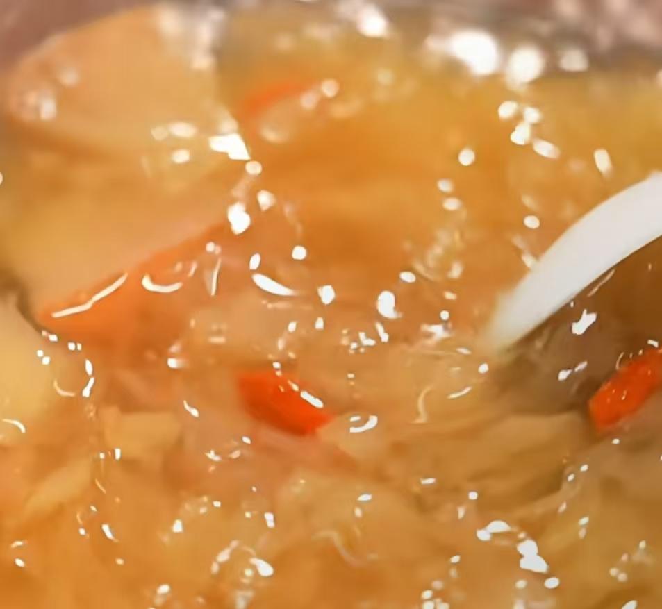 天干物燥的秋冬季，想不想喝胶质满满的银耳羹？但是为什么你煮的银耳羹熬不出胶呢？想