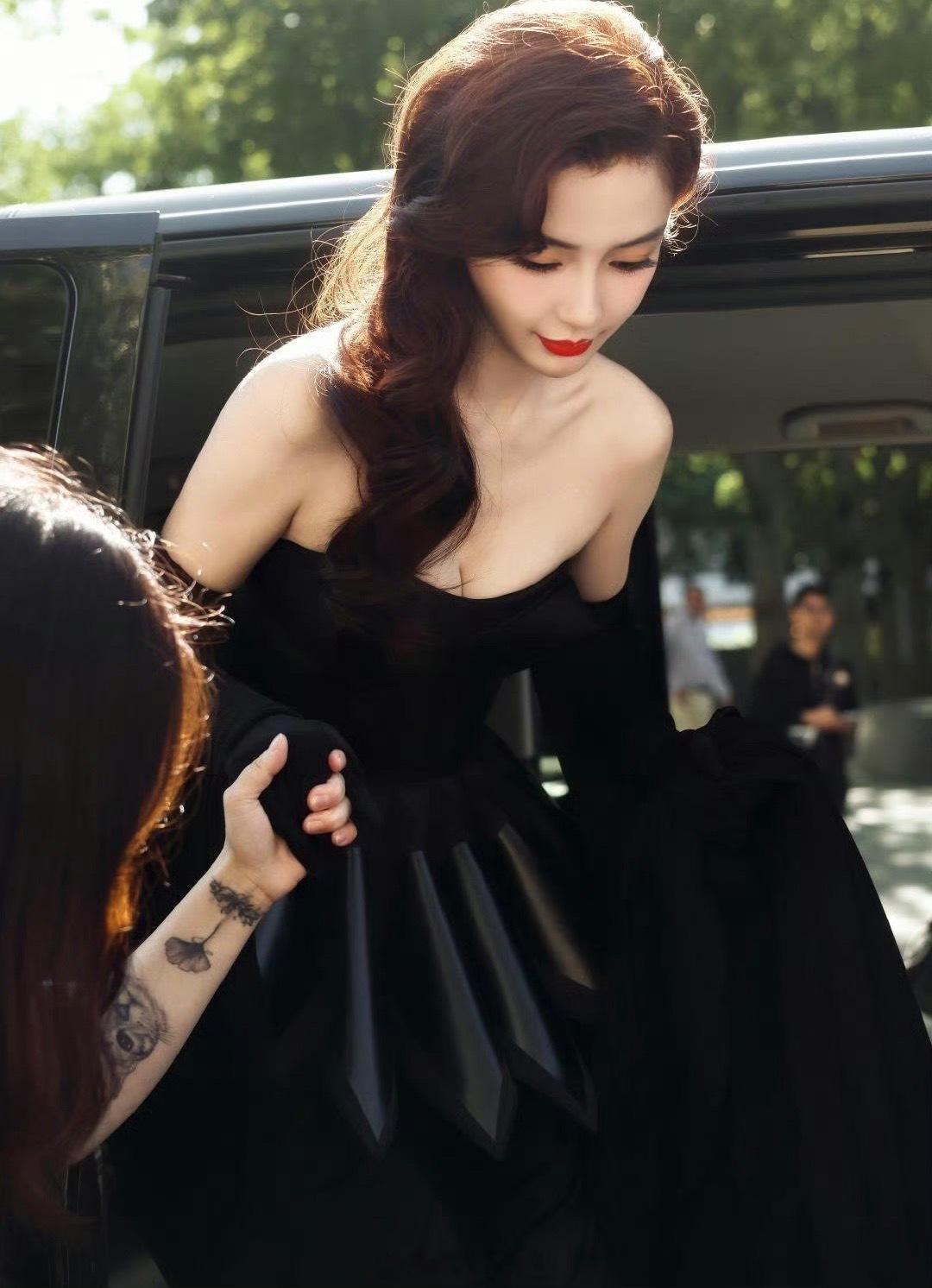 Angelababy解锁全新高定Angelababy又解锁全新高定啦，大家都来看