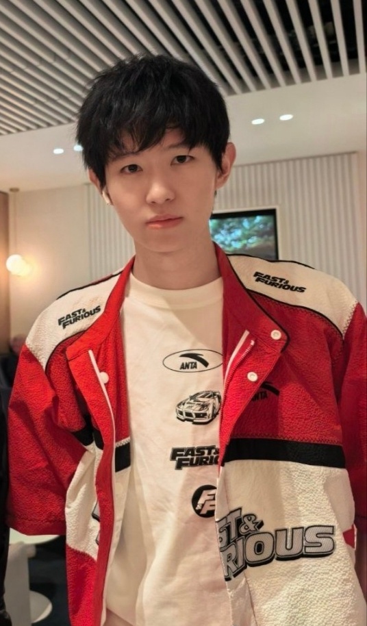 这是能说的吗？粉丝偶遇合照拍的都比AG特修出片