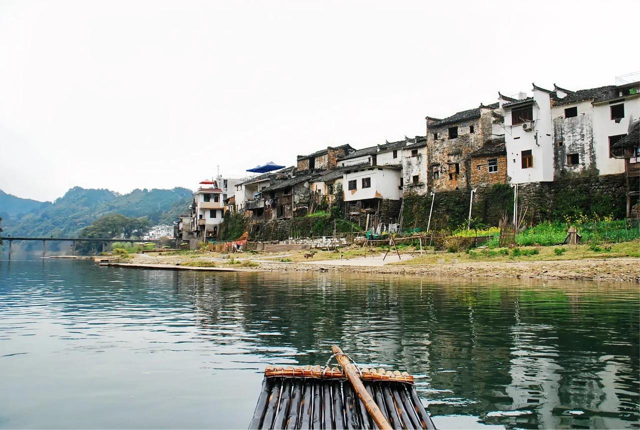 生活在小城里，要忍得住寂寞。居住皖南小城屯溪，恍惚间20多年过去了，小城屯溪和自