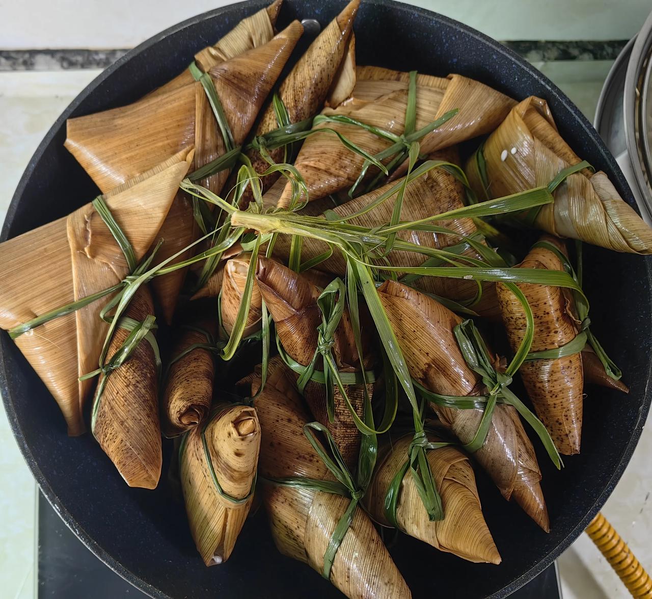 夏日生活打卡季炎热夏季，老家除了吃西瓜解暑，也喜欢做这种凉粽吃。吃凉粽开始于端午