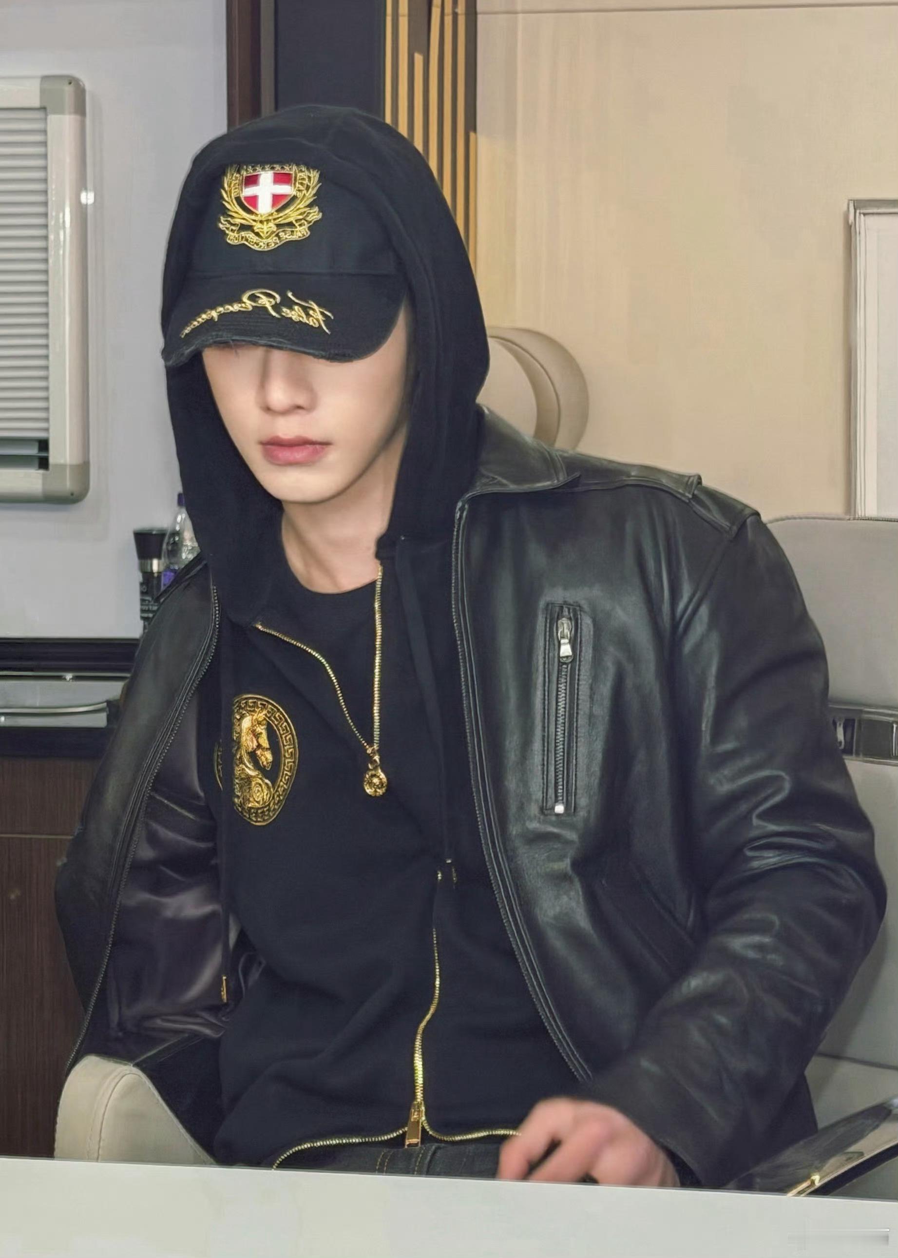 何与的自拍照营业，元旦假期最后一天，依旧是那个潮男！ 