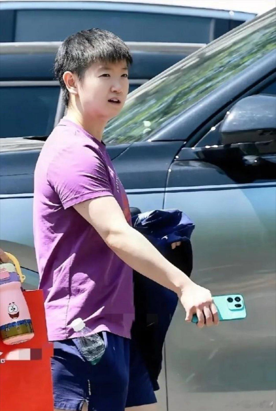孙颖莎满满一裤兜 4月9日成都封训，孙颖莎紫T配短发，裤兜被乒乓球塞得鼓鼓囊囊 