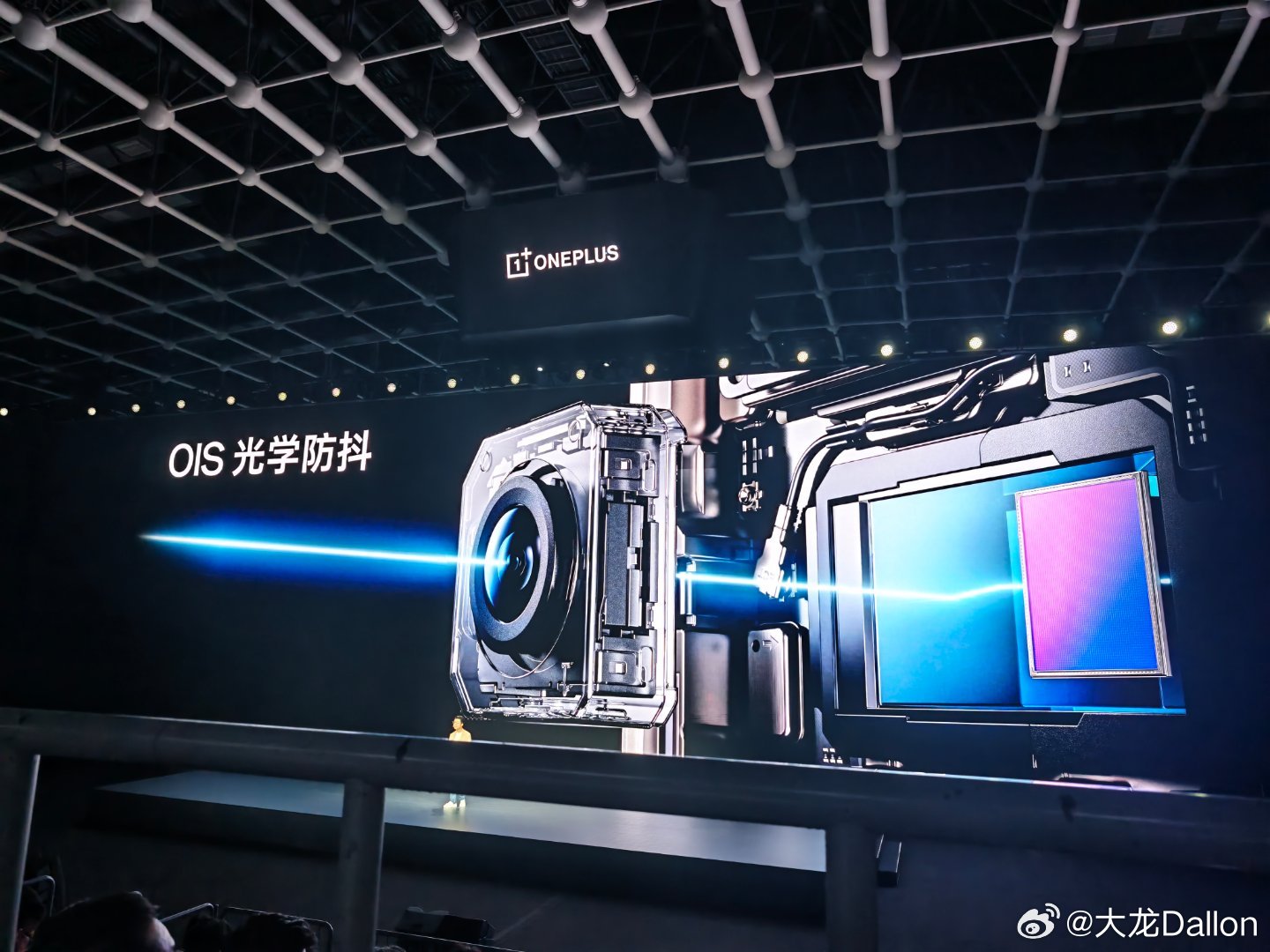 一加15T采用了两颗5000万像素镜头，一颗小广角主摄，一颗3.5倍潜望式长焦镜