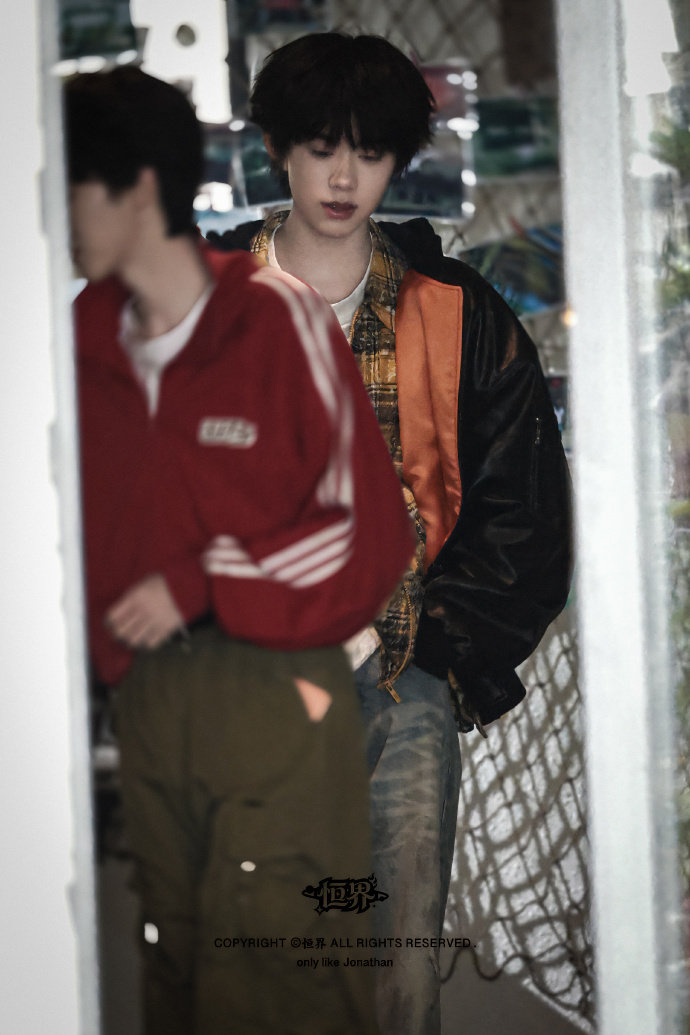 陈奕恒插兜雅痞感 陈奕恒柠檬草味黄格纹衬衫  陈奕恒插兜雅痞感，陈奕恒柠檬草味黄