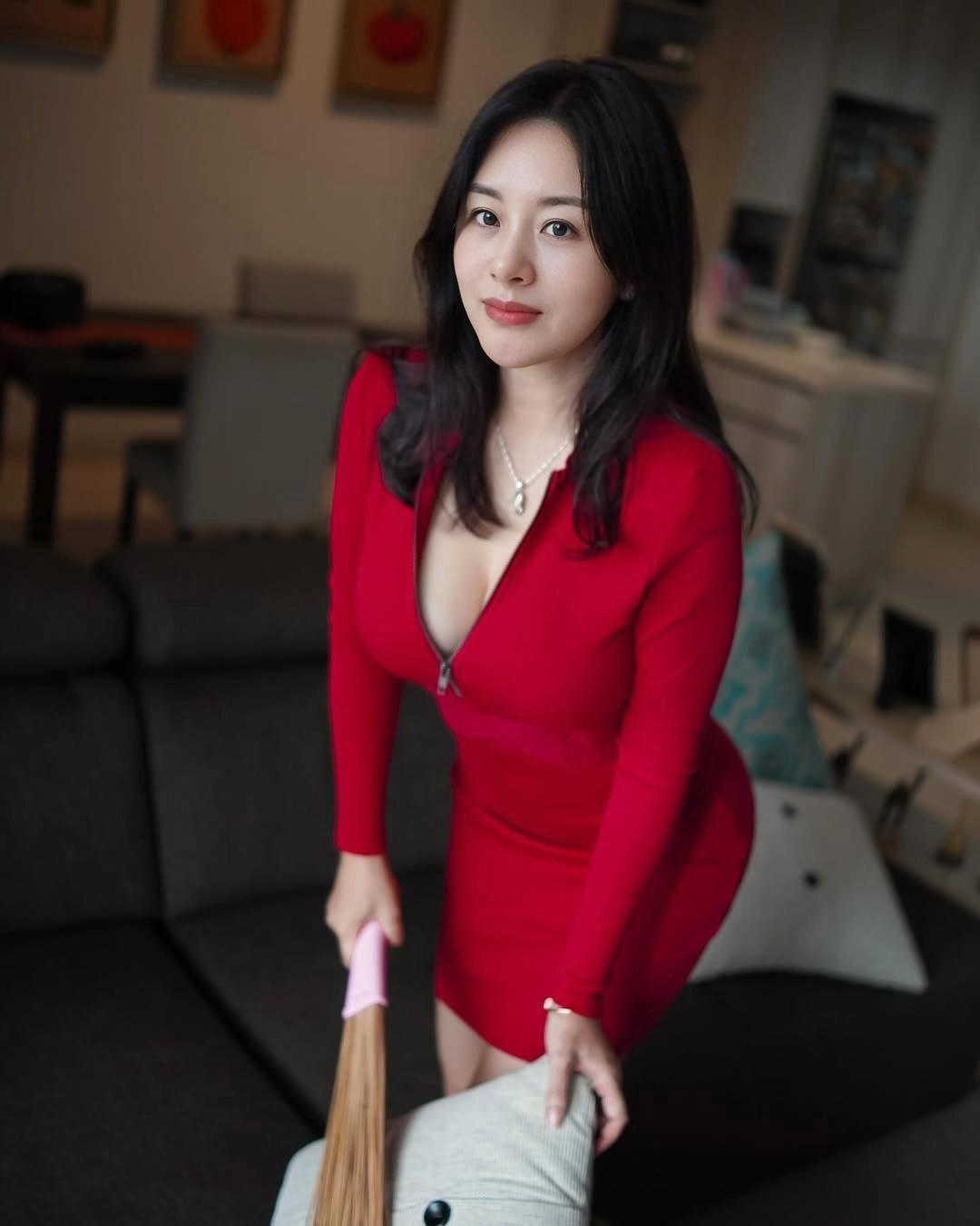 45岁，精致的家庭主妇，烈艳红裙下婀娜的身姿，雪白的肌肤如白玉！轻熟女人味 性感