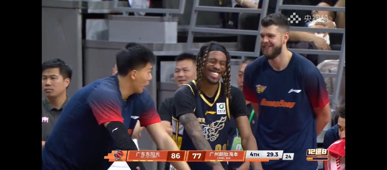 徐杰完成关键上篮！这比赛没有了！广东战胜广州！大比分2：1！
徐昕已足够努力！两