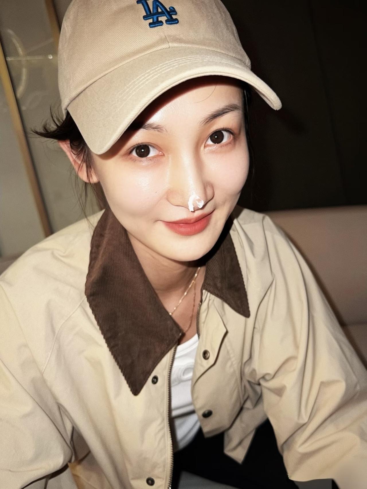 王皓老婆闫博雅过生日，
收到了一大束粉色玫瑰花，
目测至少有99朵！
没想到王皓