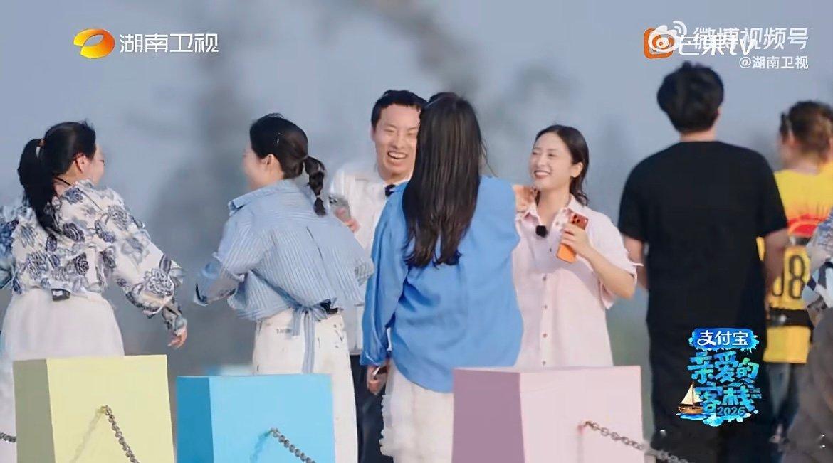 沈月镜头下的闺蜜 谁不想被沈月拍照啊！在客栈里随手定格闺蜜瞬间，自然又灵动，氛围