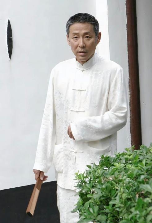 有钱有退休金，晚年就一定稳了吗？
很多退休老人手里攥着三四十万存款，每月退休金稳