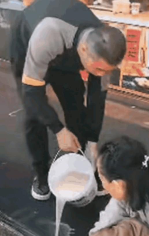 “格局打开！”2名游客逛街逛累了，便坐在一家柿饼店门前的台阶上休息，不料，店老板