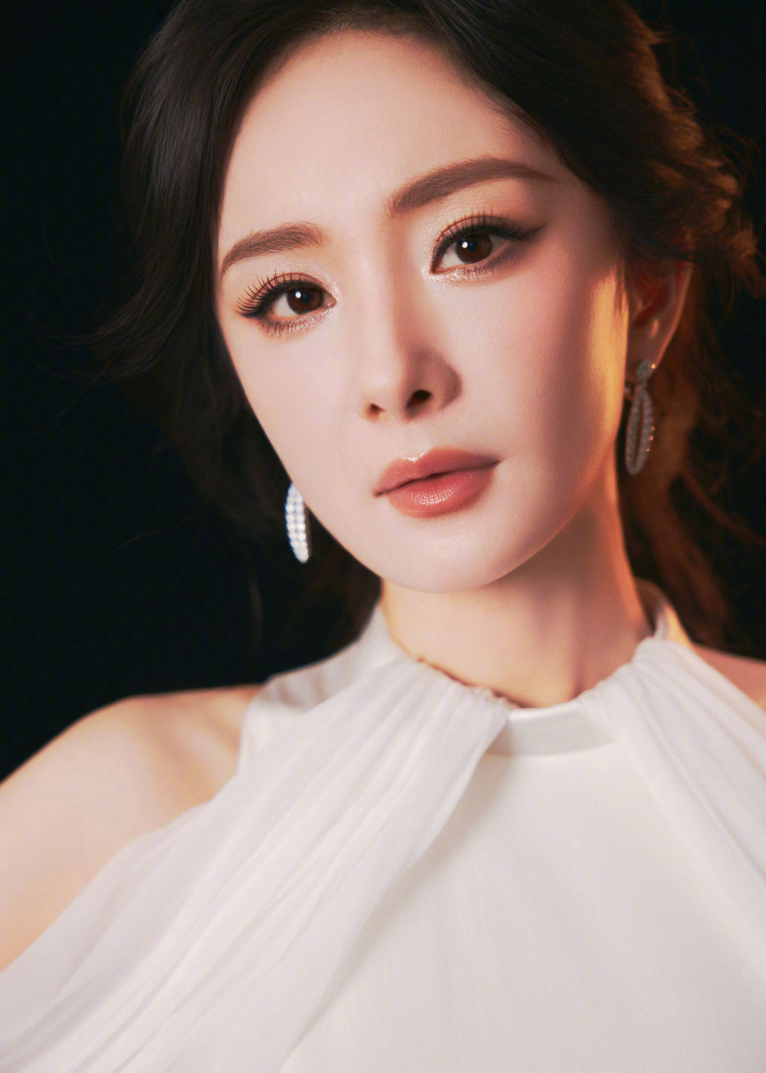 杨幂voguefilm观影之夜出图 杨幂纯白高定裙​​杨幂voguefilm观影