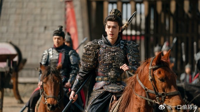 谢征替张凌赫买单第一次见到爱豆用脸帮粉丝买单张凌赫把谢征的隐忍与锋芒演活了，角色