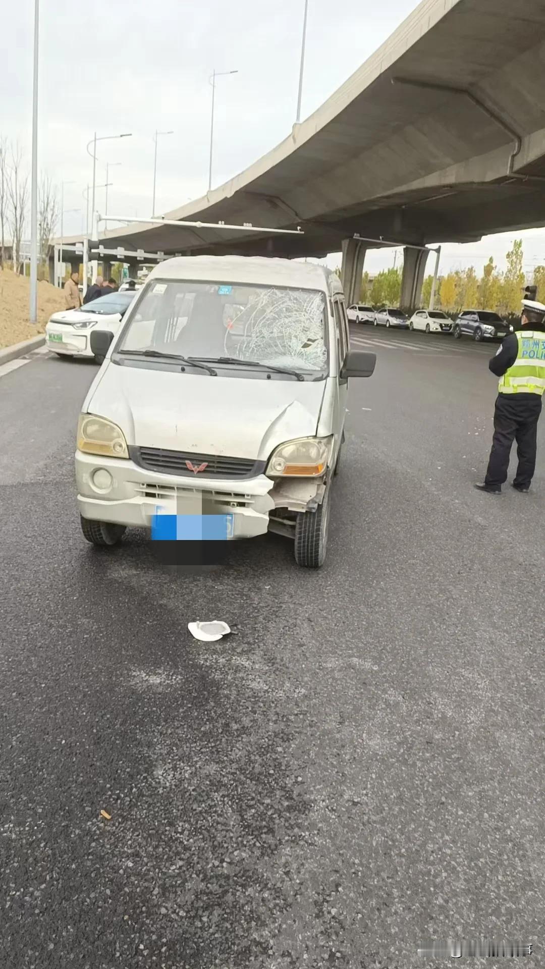 郑州街头随手拍:今天上午十点左右，郑州市南四环长江路发生一起交通事故，一徒步过马