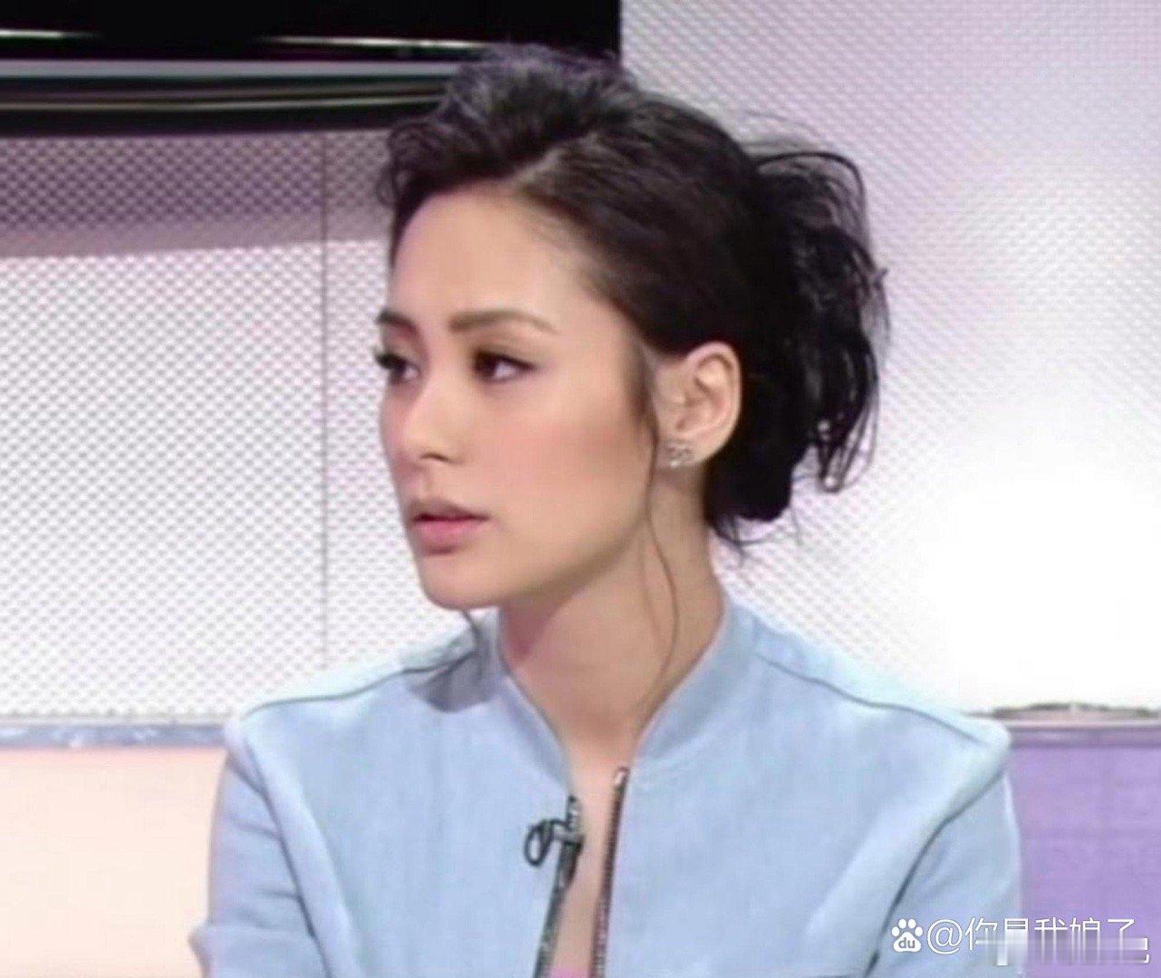 钟欣潼长了一双忧郁的眼睛，好好奇，这么完美无瑕的人，为什么会不快乐呢，还这么忧郁