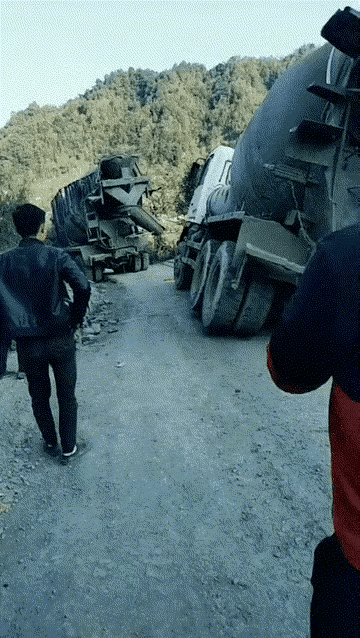 “力王啊！”土路上一辆搅拌车开的太靠边了，把路面压垮了，整个车瞬间往一边倾斜。眼