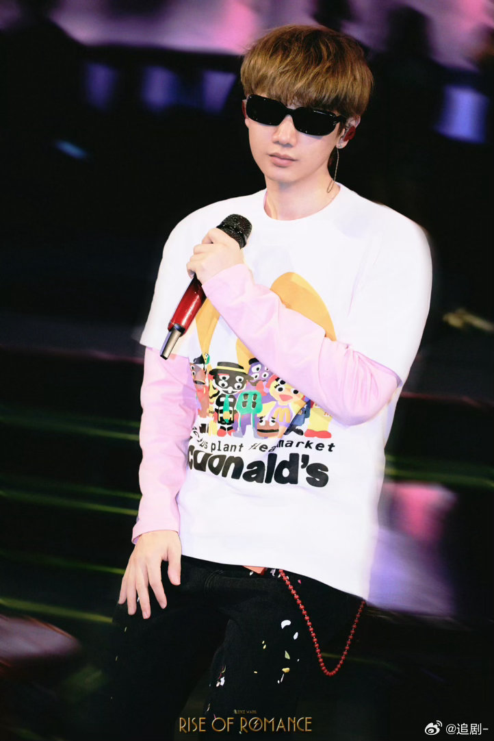 林俊杰给汪苏泷送花篮 哇！JJ和汪苏泷这波互动太有爱了！花篮虽小，情谊很重。两位