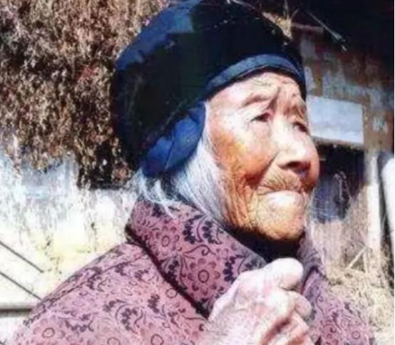 1928年除夕，18岁的池煜华和15岁的小丈夫圆了房，新婚才3天，丈夫就离家去打