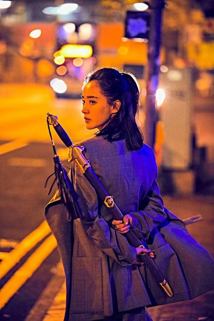 英姿飒爽，王智把侠女的韵味拿捏住了王智行走于都市的女侠
