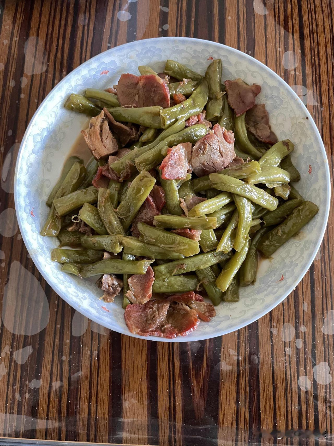 还喜欢吃皮蛋拌豆腐。这道菜制作容易，是我家老伴最喜欢的下酒菜。我喜欢皮蛋里的蛋白