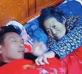 泪目了！男子伺候病危的母亲，由于太疲倦睡着了，醒来时，发现母亲已经走了。回看监控