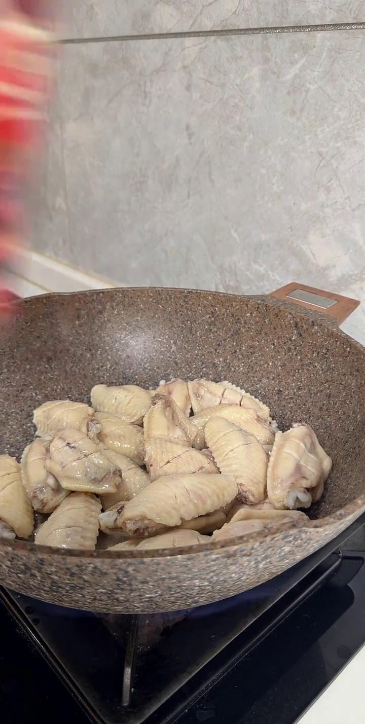 姐妹们，教大家伙做可乐鸡翅。上回教大家伙做有没有成功，特别的简单。
·鸡翅焯水改