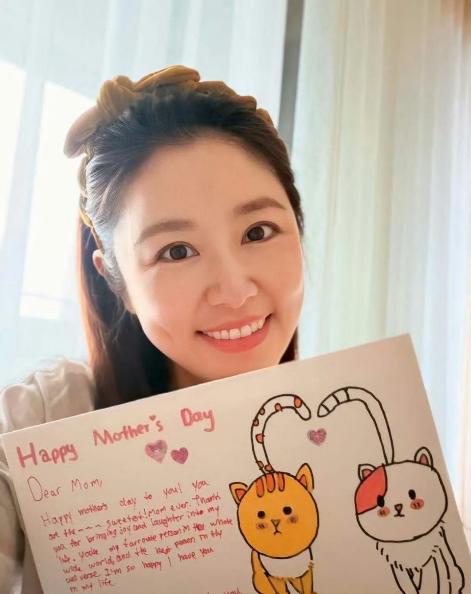 温馨满满的母亲节时刻，林心如大方分享出女儿精心准备的节日惊喜，画面暖意融融格外治