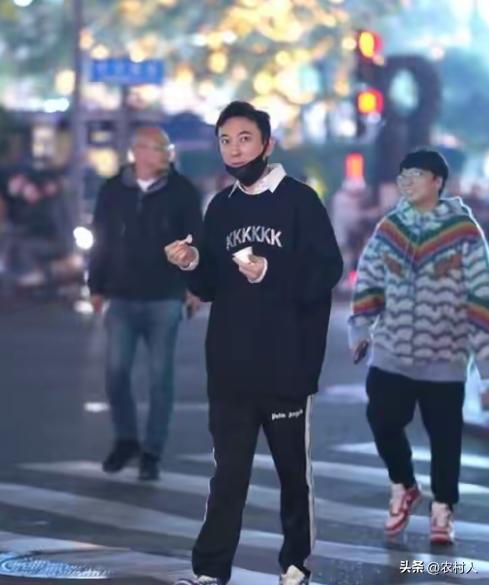 王思聪都接近40岁的人了，难道还没玩够？还不快抓紧结婚生子，王思聪不会是无婚主义