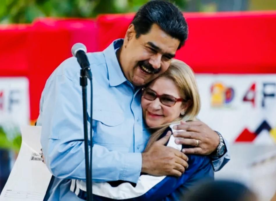 马杜罗和妻子看起来很恩爱啊！
马杜罗脸上的笑容就说明了一切！
马杜罗跟妻子看起来