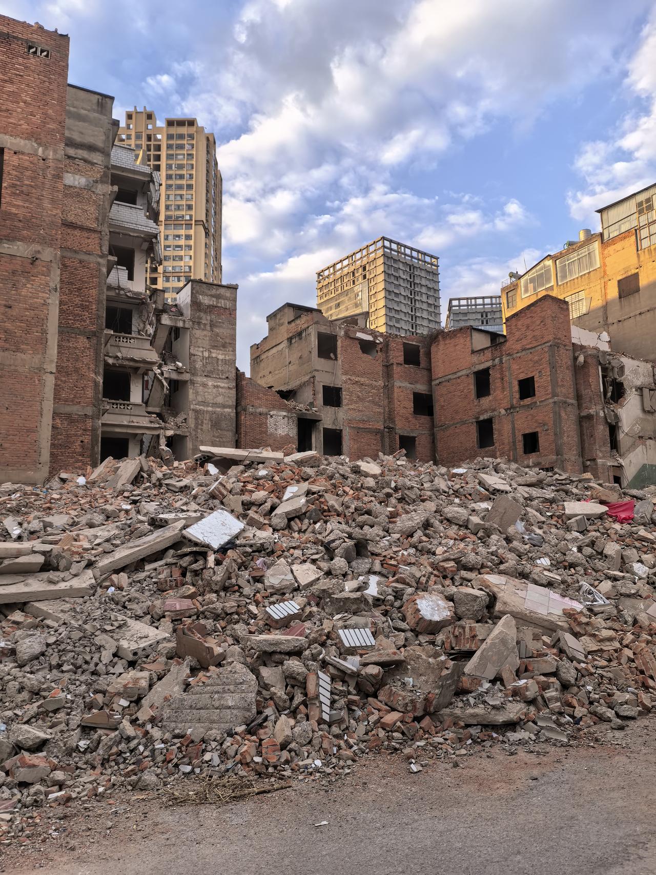 刚刚又发现了一个像以色列的某一街景的？但这是拆除中后面停止拆除的样子。在西山区西