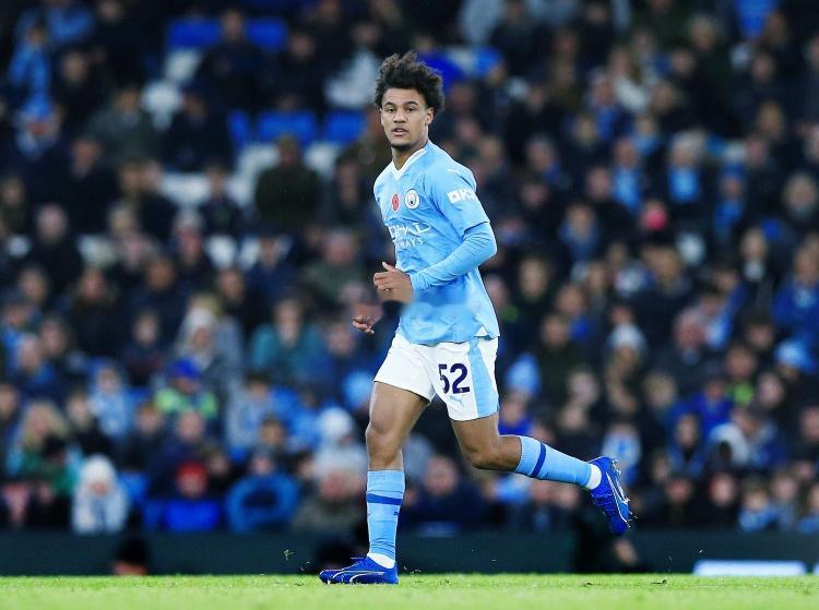 据知名记者罗马诺报道，鲍勃可能冬窗离开曼城，多特等队有意球员。罗马诺透露，鲍勃可