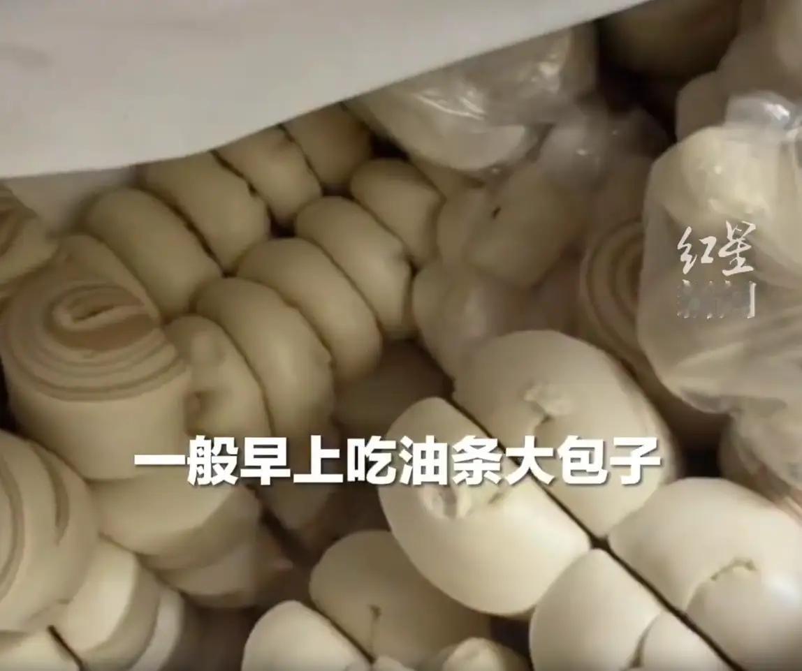 26岁，ICU里躺平了！一天5顿外卖+奶茶不断，这届年轻人的身体真的“扛不住”了