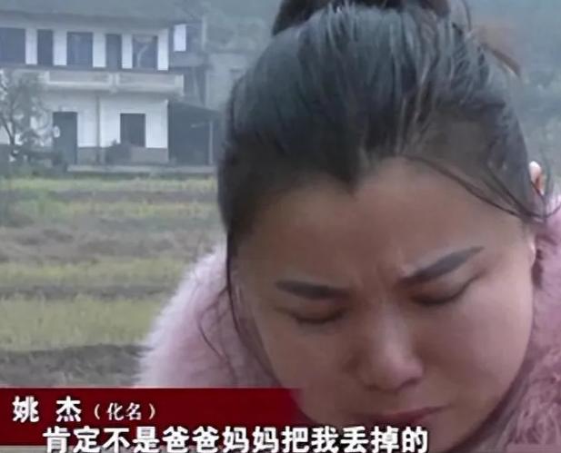2015年，河南一女子在工厂干活时，听到同事说了一句方言，她猛地回过头，抓住同事
