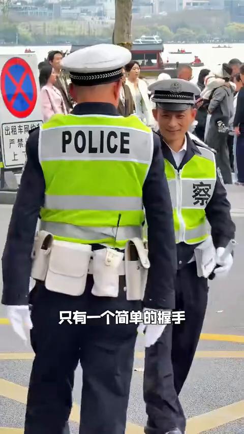 杭州：管你多大的官，都给我来一线指挥交通。
如果你在五一这样的旅游旺季来到西湖，